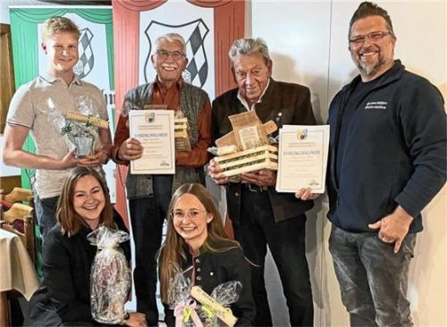 Die Mitgliederehrungen nahm Vorsitzender Florian Kerschbaumer (rechts) vor. Neben ihm stehen (von links) die Geehrten Jim Fischer (50 Jahre) und Albert Zehentner (65 Jahre) sowie Marco Keiler (zehn Jahre) und davor Simone Friedrich und Marie Böhm (jeweils zehn Jahre).Foto Hoffmann
