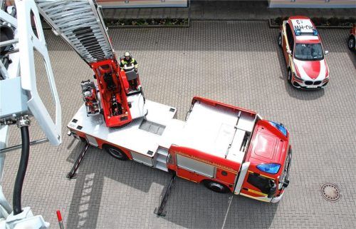 Die neue Drehleiter der Rosenheimer Feuerwehr ist schmäler und niedriger als herkömmliche Fahrzeuge. Ein Vorteil bei engen Straßen wie in der Rosenheimer Innenstadt.Foto Binder
