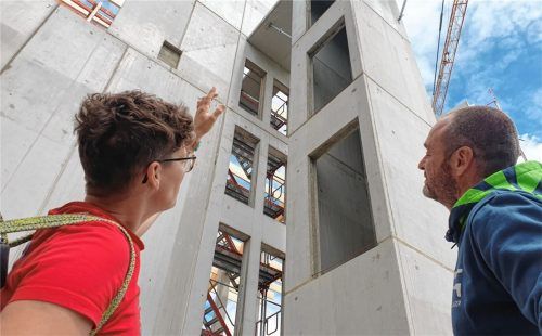 Die Organisatoren Natascha und Achim Haug begutachten die Baustelle der inklusiven Kletterhalle. Fotos Bettinger