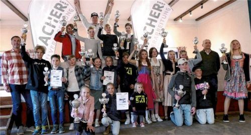 Die Pokalgewinner im Bacher-U12-Cup freuen sich zusammen mit Sponsor Sepp Kuchlmeier (rechts), Sportwart Christian Landkammer (links) und dem Inngauer Top-Skifahrer Linus Witte (Mitte hinten) über ihre Ehrenpreise. Fotos  Horst Schmid