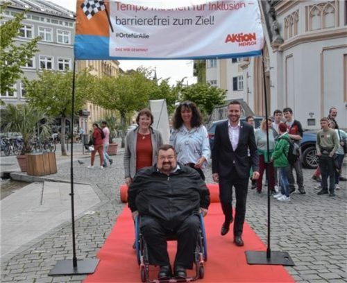 Die Protagonisten des Aktionstages für Menschen mit Behinderung setzen sich für eine barrierefreie Stadt ein (von links): Dritte Bürgermeisterin Gabriele Leicht, Hans Loy (vorne) vom Arbeitskreis Inklusion, Behindertenbeauftragte Christine Mayer sowie Zweiter Bürgermeister Daniel Artmann. Fotos Schlecker