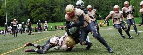 Die Rosenheim Rebels (grüne Trikots) mussten sich in der Football-Bayernliga auch den Neu-Ulm Spartans geschlagen geben. Foto Rosenheim Rebels
