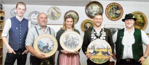 Die Sieger: Zweiter Schützenmeister Daniel Koch (links) und Schützenmeister Peter Neumeier junior (rechts) mit den neuen Schützenkönigen (von links) Peter Neumeier, Xenia Binder und Martin Obermüller.Foto Steffenhagen