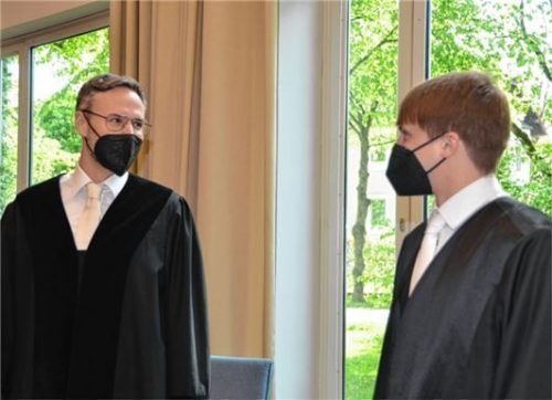 Die Staatsanwälte Markus Andrä (links) und Thomas Langwieder bezeichneten den 50-jährigen Angeklagten in den Plädoyers vor dem Landgericht Traunstein als „Hochstapler und Betrüger“.Foto kretzmer