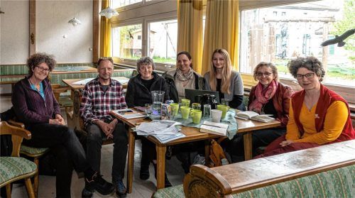 Die Stadt, der Mangfalltreff und die Kirchen haben sich zusammengeschlossen, um die Hilfe für die ukrainischen Kriegsflüchtlinge noch effektiver zu organisieren (von links): Elisabeth Kalenberg, Geschäftsführerin der Stadtverwaltung, Christian Poitsch, Leiter des Stadtmarketings, Pfarrerin Birgit Molnar von der evangelischen Kirche, Stephanie Weber und Melanie Klettl vom Mangfalltreff, Susanne Weber von der Diakonie und Pastoralreferentin Martina Mauder von der katholischen Stadtkirche. Foto Thomae