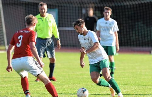 Die SVS-Fußballer um Kapitän Josef Hofmann (am Ball) sind enttäuscht von der Entscheidung der Kommunalpolitiker zum Mähen der Fußballplätze. Foto Ziegler