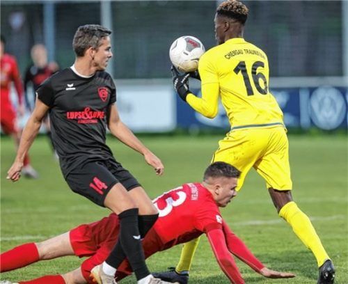 Die Traunsteiner Issa Ndiaye und Dennis Hrvoic klären gegen Ismanings zweifachen Torschützen Bastian Fischer. Foto Hans Weitz