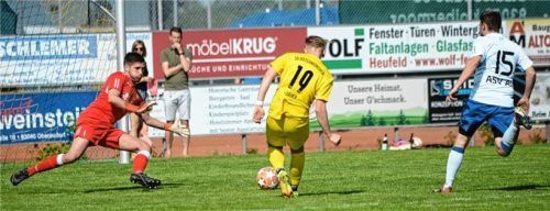 Die Vorentscheidung im Spitzenspiel: Ostermünchens Maximilian Bauer legt den Ball zum 2:0 für den SVO ins Auer Gehäuse.Foto Franz Ruprecht