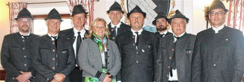 Die Wahl leitete Nußdorfs Bürgermeisterin Susanne Grandauer. Gewählt wurden (von links) Josef Drexler junior zum Fahnenbeisteher, Thomas Peisl zum Kassier, Wolfgang Dettendorfer zum Zweiten Vorsitzenden, Georg Mayer senior zum Vorsitzenden, Balthasar Kogler zum Schriftführer, Wolfgang Lagler zum Kassenprüfer, Leonhard Dräxl zum Fahnenbeisteher und Helmut Brunner zum Kassenprüfer.Foto Steffenhagen