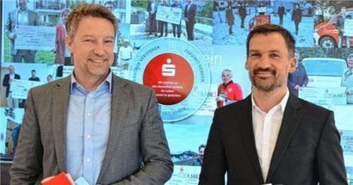 Die Zahlen der Kreissparkasse Traunstein-Trostberg für das Geschäftsjahr 2021 präsentierten Vorstandsvorsitzender Roger Pawellek (links) und Vertriebsvorstand Michael Kinshofer. Foto Kretzmer-Diepold