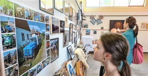 Die zahlreichen Fotos von den Besuchen des Endorfer Vereins in der Ukraine zeigen Land und Leute in Alltagssituationen.Foto Ammelburger