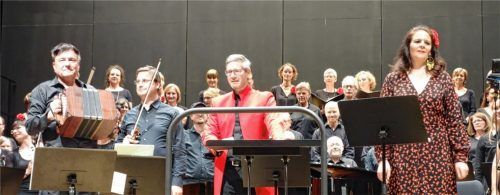 Dirigent Andreas Penninger (Mitte, in Rot) mit den Solisten Alfred Melichar am Bandoneon (links) und Anahita Ahsef (rechts).Foto füchtner