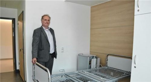 Dr. Stefan Piehler zeigt ein typisches Patientenzimmer im Inn-Salzach-Klinikum.Foto Duczek