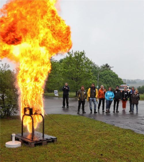 Drastische Vorführung: So ein Feuerball entwickelt sich, wenn man brennendes Speiseöl mit Wasser löschen will. Foto Hadersbeck