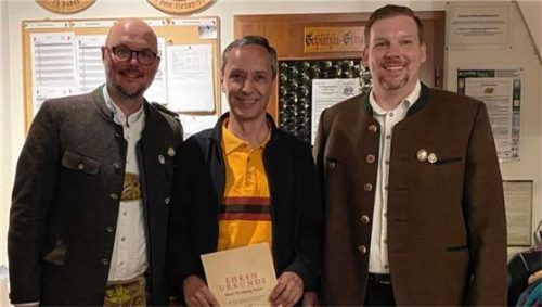 Drei engagierte Herren: (von links) Schützenmeister Paul Reiprich, Jubilar Wolfgang Huber mit der Ehrenurkunde des BSSB und Stellvertretender Schützenmeister Johann Huber junior.Foto SG Almenrausch