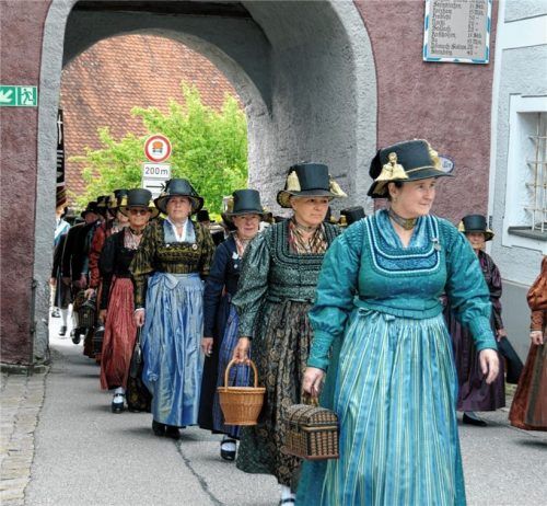 Durchs Salzburger Tor zogen die Trachtler mit dem Beurer Gwand auf den Marktplatz.