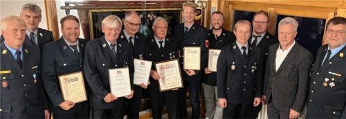 Ehrenrunde: Ludwig Summerer (Mitte), das neue Ehrenmitglied der Feuerwehr Zaisering, umringt von den anderen Geehrten sowie Kommandant Konrad Geidobler (Vierter von rechts) und Bürgermeister Rudolf Leitmannstetter (Zweiter von rechts).Foto Feuerwehr Zaisering