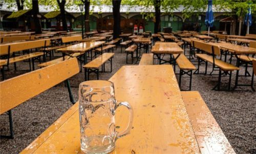 Ein Biergarten in Aschau war der Ort, an dem ein betrunkener Isländer 2021 auf den Wirt und einen Rentner losging. Beide Männer wurden dabei verletzt. Foto dpa