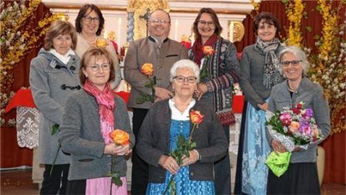 Ein letztes gemeinsames Bild: (vorne von links) Maria Bohrer, Sieglinde Fuihl und Ursula Stacheder sowie (hinten von links) Elisabeth Fischer, Rosi Hötzelsperger, Peter Huber, Anita Aicher und Anneliese Rosenwink.Foto Rehberg
