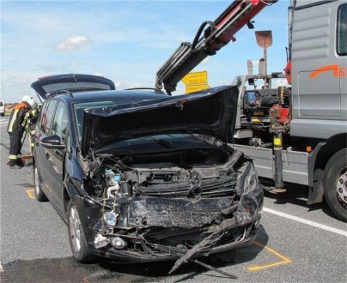 Ein Sachschaden von 15000 Euro entstand bei diesem Unfall Höhe Rott. Die Fahrzeuge mussten abgeschleppt werden. Foto Reisner