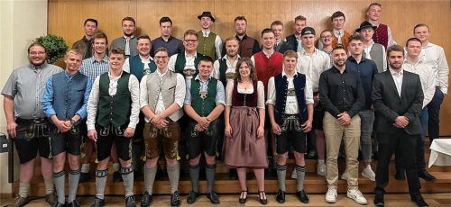 Ein Teil der frischgebackenen Gesellen des Metallhandwerks. Insgesamt 55 junge Leute, darunter zwei Damen, schafften den Gesellenbrief.Foto  kirchner