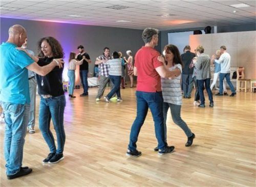 Einblicke in die Tänze Boogie Woogie, Salsa und Tango Argentino gewährten die Profis den Besuchern. Foto RE