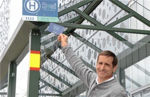 Eine Haltestelle des „On-Demand-Busverkehrssystems“ präsentiert der Kurdirektor Peter Helfmeyer. Foto Tourist-Info