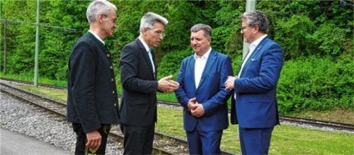 Einen Termin in Brannenburg nutzten (von links) Bürgermeister Matthias Jokisch, Landrat Otto Lederer und der Landtagsabgeordnete Klaus Stöttner (rechts), um Verkehrsminister Christian Bernreiter die Probleme mit der Blockabfertigung zu schildern. Foto re