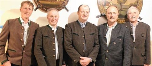 Einstimmig gewähltes Führungsquintett: (von links) Wolfgang Dettendorfer (Beisitzer), Kasper Oberauer (Beisitzer), Sepp Straßburger (Zweiter Vorstand), Balthasar Kogler (Erster Vorstand) sowie Anderl Auer (Schriftführer).Foto Steffenhagen