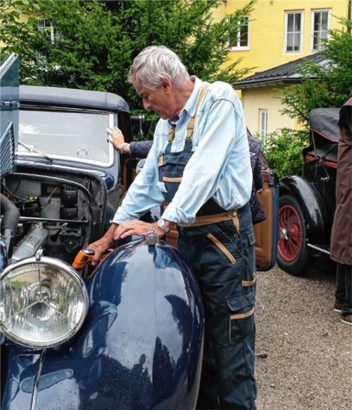 Ekkehard Ueberreiter liebte es, an seinen Oldtimern zu schrauben, ihre Mechanik zu ergründen. Foto privat