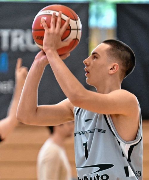 Emanuel Weymar war mit zehn Punkten einer von sechs Rosenheimer Akteuren, die gegen Bamberg zweistellig punkten konnten.Foto Hans-Jürgen Ziegler