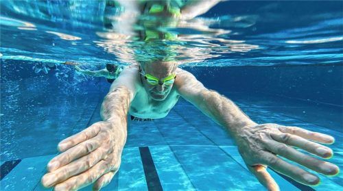 Energie haben Rentner jede Menge – wie hier der Besucher eines Freibades. Dass sie beim Energiegeld der Regierung leer ausgehen, stößt auf Unverständnis und Zorn. Foto dpa