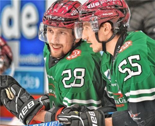 Erneut in der Starbulls-Verteidigung: Dominik Kolb (links) und Florian Krumpe.Foto Hans-Jürgen Ziegler