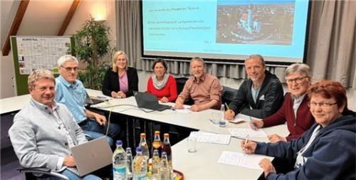 Es geht los: Bürgermeister Josef Niedermeier, der Leiter der Geschäftsstelle, Christian Thomas, Gemeinderätin Martina Traunsteiner, Zweite Bürgermeisterin Monika Kaspar, Professor Dr. Andreas Fieber, Gemeinderat Josef Reich, Gemeinderat Josef Rester, Gemeinderätin Elisabeth Gralka (von links).Foto re