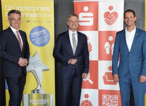 Es geht wieder los (von links): Landrat Otto Lederer, Karl Göpfert, Vorstandsvorsitzender der Sparkasse Rosenheim-Bad Aibling, und der Rosenheimer Oberbürgermeister Andreas März freuen sich, dass der Gründerpreis in diesem Jahr wieder stattfinden kann. Foto Schlecker