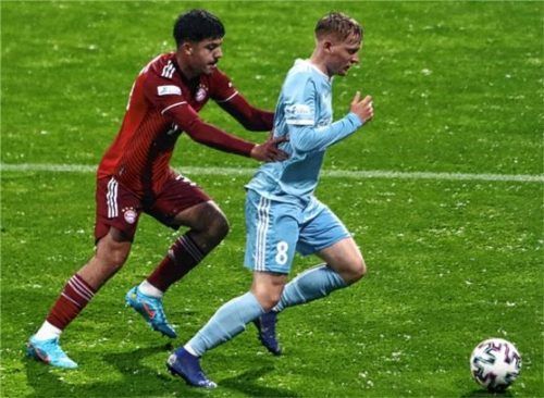Eyuep Aydin vom FC Bayern im Zweikampf mit Rosenheims Torschützen Sam Zander (rechts).Foto Wolfgang Fehrmann