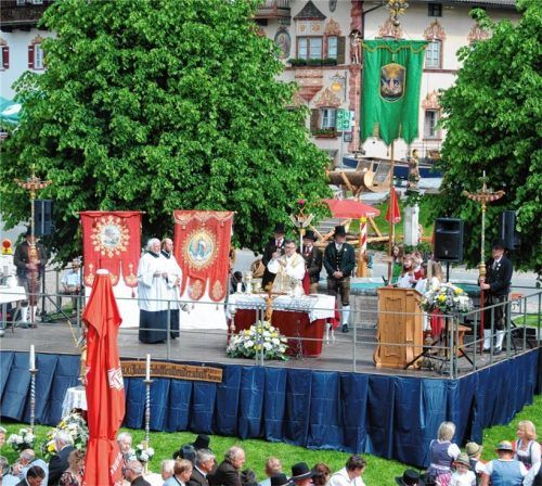 Feldgottesdienst in besonders feierlichem Rahmen: Pfarrer Christoph Rudolph weihte die Fahnen von Rosenkranzbruderschaft und Georgiverein. Fotos Reischl-Zehentbauer