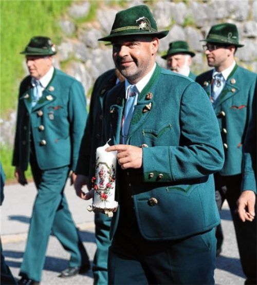 Festleiter Wast Möderl trug die handgefertigte Kerze nach Maria Eck. Foto erb