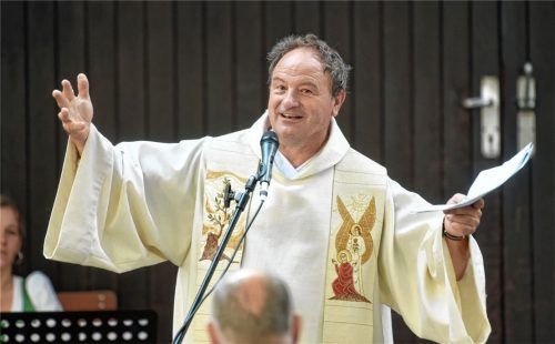 Findet Hinterfragen wichtig: Pfarrer Rainer Schießler führt am Samstag durch die Veranstaltung „Ganz großes Kino“, die der Chorkreis St. Quirinus organisiert hat. Foto dpa