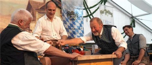 Fingerhakler-Wettbewerb mit Showkampf zum Auftakt: Festwirt Schorsch Lettl (links am Tisch) und Schirmherr Sepp Huber (rechts) mit Schiedsrichter Helmut Weiß vom Isargau und Organisator Roman Bichler aus Amerang (ganz rechts).Foto Weithofer