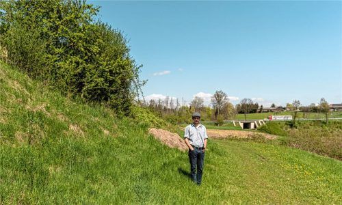Flächen wie diese von Leo Fischbacher hält auch der Gemeinderat für die solare Nutzung für optimal: Der Hang, nur von einer kleinen Terrasse unterbrochen, ist für jede landwirtschaftliche Nutzung zu steil.Foto Thomae