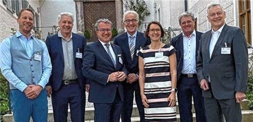 Freude über den ersten Austausch des Jahres im Rahmen des „Seeoner Gesprächs“: (von links) Josef Adersberger, Marcel Aeschlimann, Klaus Stöttner, Stephanie Kapitza, Gerald Rhein, Heinrich Köster und Alfons Maierthaler. Foto Anton Maier