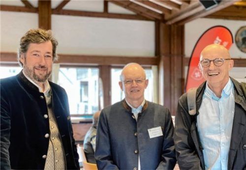 Freudig über das gelungene Projekt sind (von links) Bürgermeister Dr. Matthias Bernhardt, der Seniorenbeauftragte Josef Gasteiger und der Leiter der Seniorenakademie Bayern, Jürgen Griesbeck.Foto Gasteiger