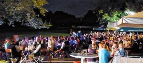 Freuen auf gemütliches Beisammensitzen: Das vergangene Vereinsfest war ein voller Erfolg. Foto Reischl-Zehentbauer