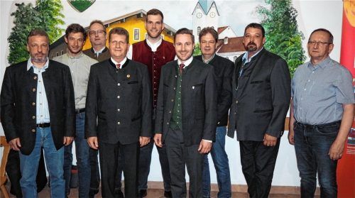 Freuen sich auf das 150. Jubiläum der Feuerwehr Pang im nächsten Jahr: Zweiter Bürgermeister Daniel Artmann (Vierter von rechts), Stadtbrandrat Hans Meyrl (rechts) sowie die Führungsriege der Feuerwehr mit Vorstand Thomas Fischbacher (Zweiter von rechts), Zweitem Vorstand Franz Schwaiger (links), Festleiter Stefan Wanek (Mitte) und Kommandant Günter Scholz (Vierter von links).Foto Aerzbäck