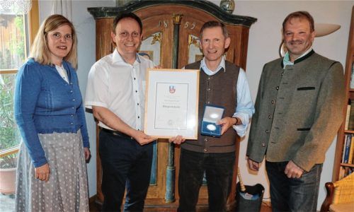 Freuen sich gemeinsam über die hohe Auszeichnung in der Gemeinde: (von links) Dritte Bürgermeisterin Gabriele Stein, Bürgermeister Daniel Mair, der neue Träger der Bürgermedaille, Rupert Wörndl und Zweiter Bürgermeister Sepp Prankl. Foto Rehberg