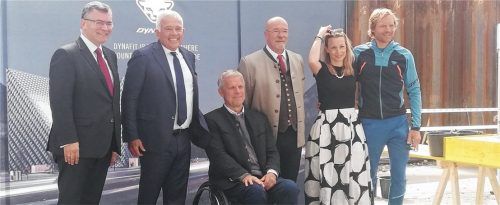 Freuen sich über die neue Firmenansiedlung: (von links) Dr. Florian Herrmann, Leiter der Staatskanzlei, Heiner Oberrauch, Präsident der Oberalp Gruppe, Hajo Gruber, Bürgermeister von Kiefersfelden, Wolfram Hatz, Präsident der Vereinigung der Bayerischen Wirtschaft sowie Ruth Oberrauch, Mitglied des Verwaltungsrats der Oberalp Gruppe, und Benedikt Böhm, General Manager von „Dynafit“. Fotos Sautter