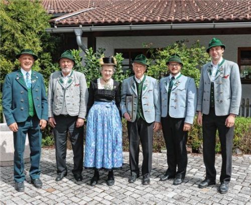 Für 60- und 50-jährige Mitgliedschaft beim Trachtenverein Frasdorf geehrt: (von links) Gauvorstand Miche Huber, die Jubilare Josef Voggenauer, Rosmarie Mayer und Josef Fischer, der Vorsitzende des Trachtenvereins „Lamstoana“, Sebastian Graf, sowie Stellvertreter Georg Wörndl.Foto Rehberg