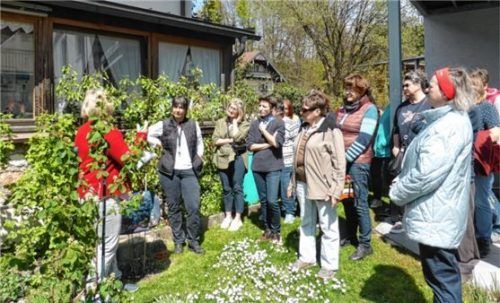 Für das Thema Naturgarten interessierten sich zahlreiche Mitglieder des Frasdorfer Obst- und Gartenbauvereins und ließen sich von den Referentinnen Tipps geben.

Foto OGV