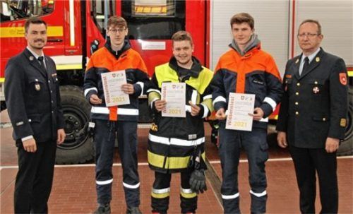 Für die drei Geprüften der höchsten Wissensstufe gab es Urkunden, alle anderen bekamen Abzeichen in Gold, Silber und Bronze. Von links: Felix Geisler, Florian Schwenk und Niklas Kraft (alle Feuerwehr Aisingerwies), eingerahmt von Stadtjugendwart Johannes Schneidhofer (links) und Stadtbrandrat Hans Meyrl. Foto Binder